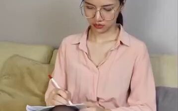แม่่สาวไอดอล มาลุดสาวออฟฟิตนั่งเครียดก่อนเจอเสียบกระหนำ